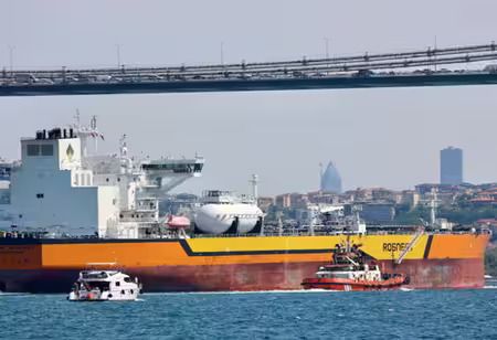 Trump Weighs Easing Russia Sanctions to Cool Oil Prices 